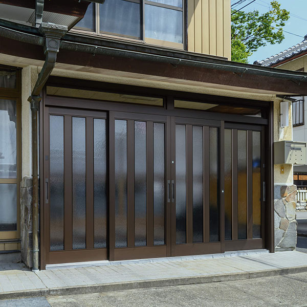 4枚建の玄関引戸にも対応。 After