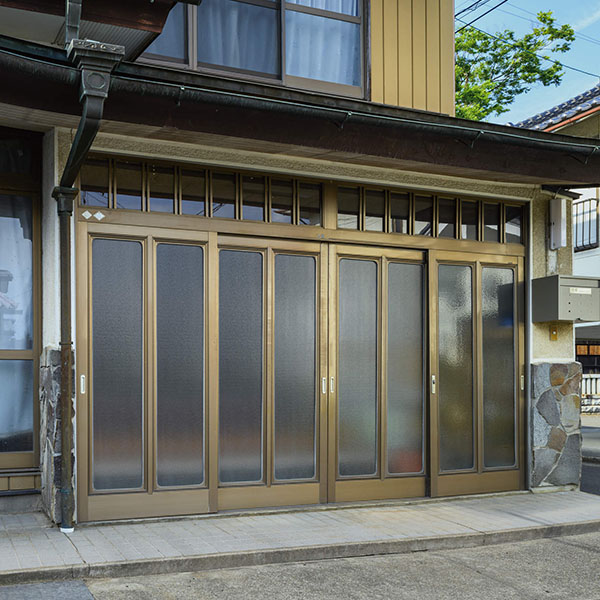 4枚建の玄関引戸にも対応。 Before