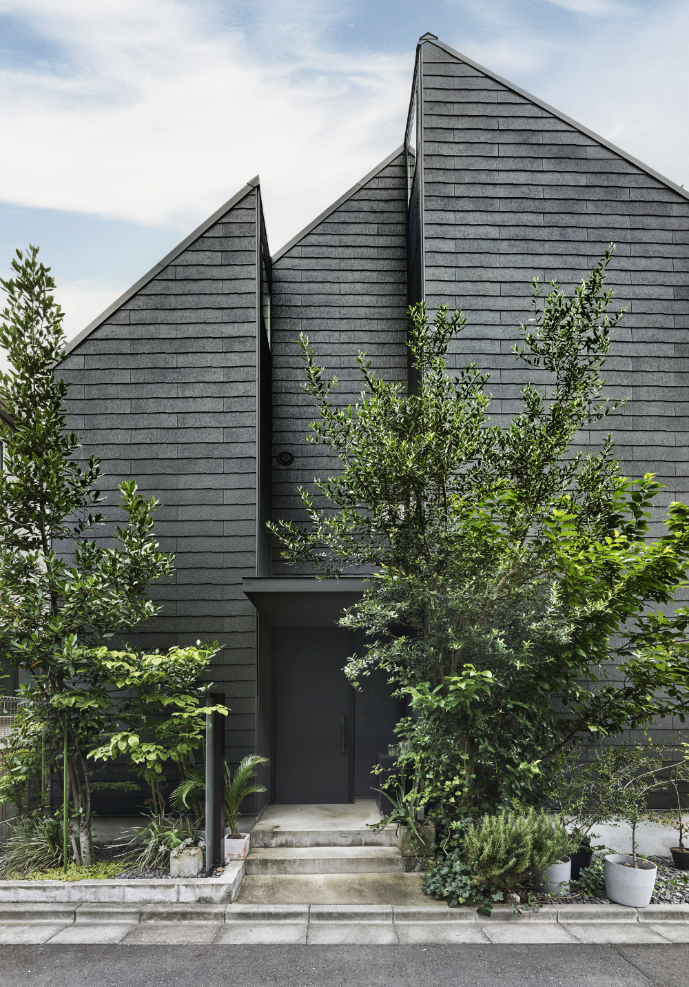 とんがり屋根の黒い建物には、グリーンが似合う!