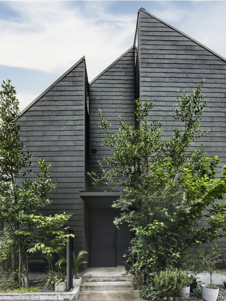 とんがり屋根の黒い建物には、グリーンが似合う!