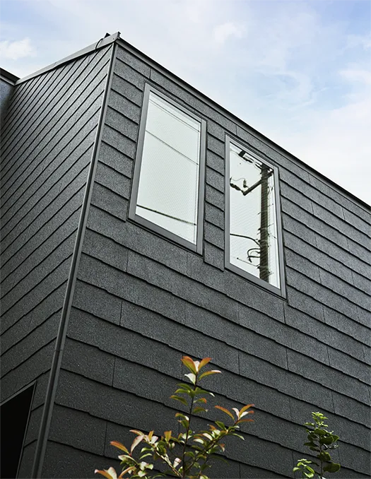 ブラックカラーでシンプルなフレームの窓も、スタイリッシュな外観によく似合っている。