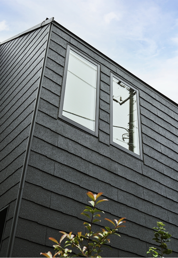 ブラックカラーでシンプルなフレームの窓も、スタイリッシュな外観によく似合っている。