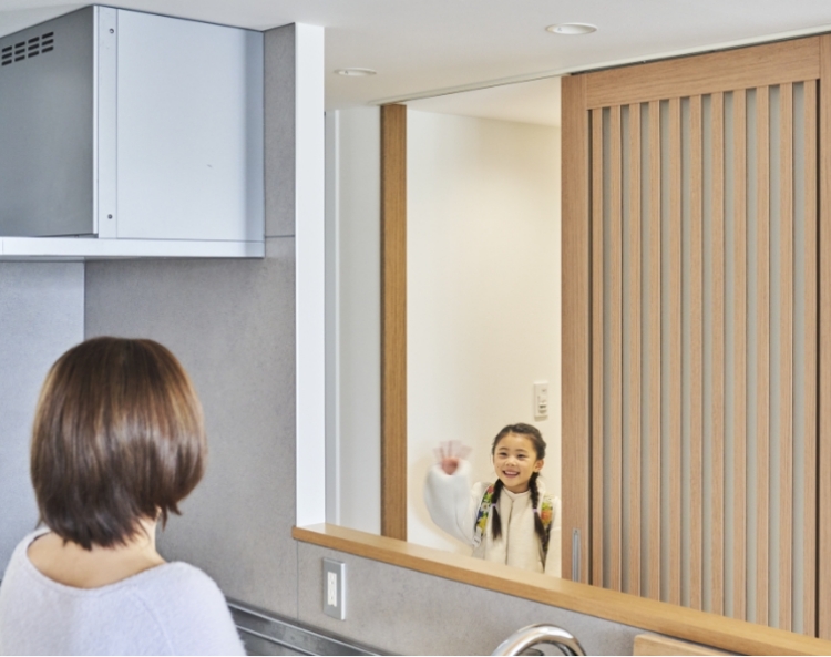 キッチンの位置が玄関の前というのは斬新ですね。生活の中でメリットはありますか?