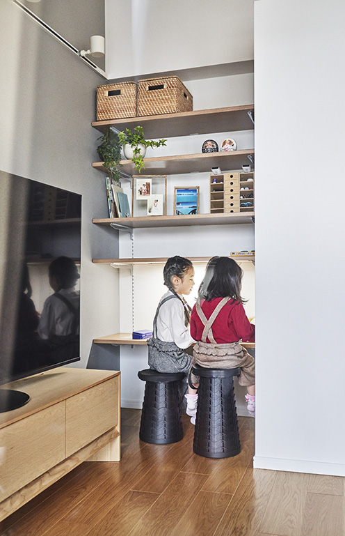 パントリーの裏にあたるところには、ちょっとした子どもの隠れ家スペースが。奥様いわく「子どもたちの小さな秘密基地のように、姉妹でお絵描きや折り紙をしたりして、二人だけの時間を過ごしています。ここでは、お姉ちゃんが妹にいろいろ教えている姿が微笑ましいです。」