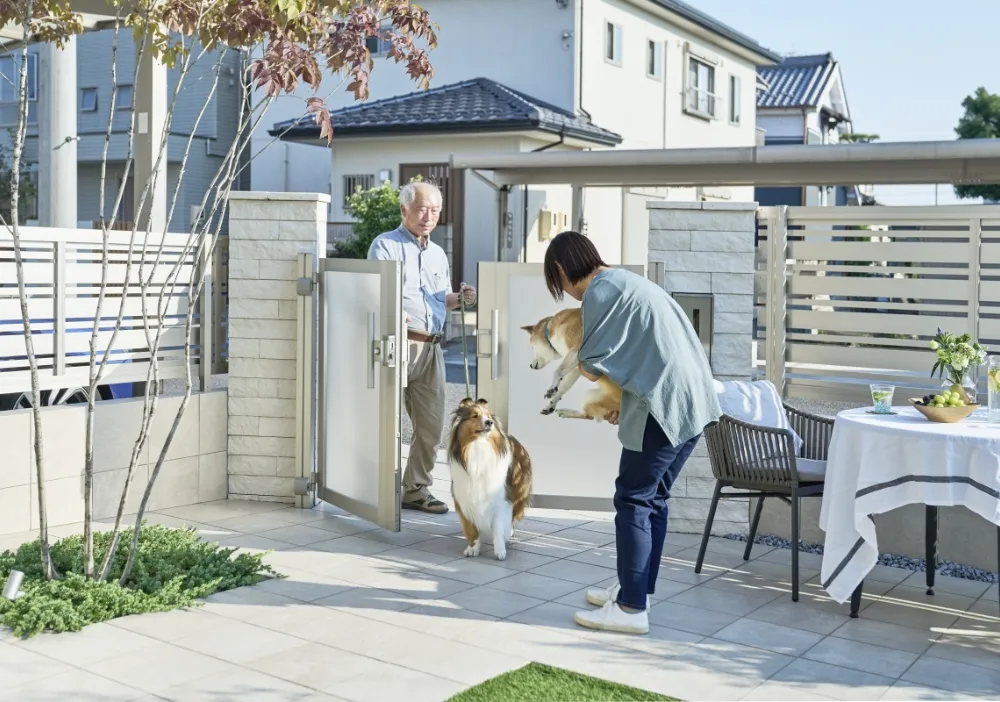 ご近所に住むミルクちゃんとミルクパパ登場。2頭はきょうだいのように気心がしれた仲なのです。