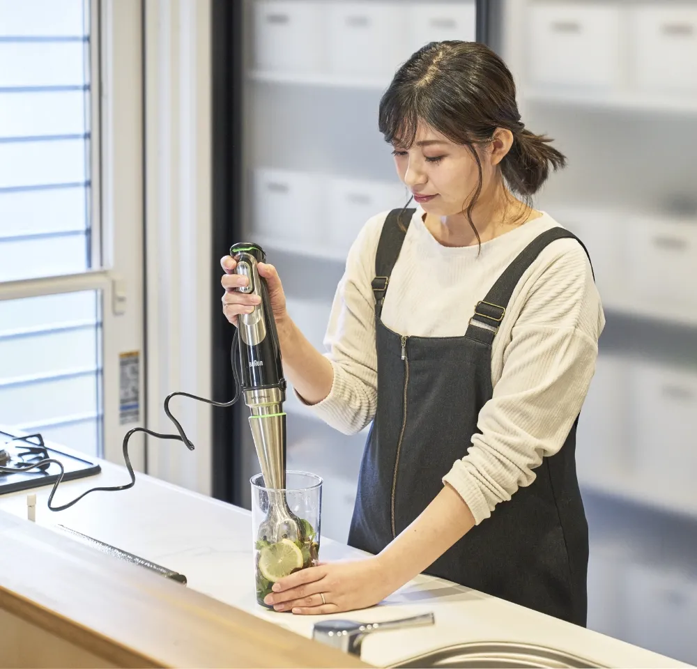 棚の中でも手の届きやすい場所にはハンドブレンダーが。「料理の下ごしらえやソースづくりなどが簡単にできるのですごく重宝しているんです」と奥様