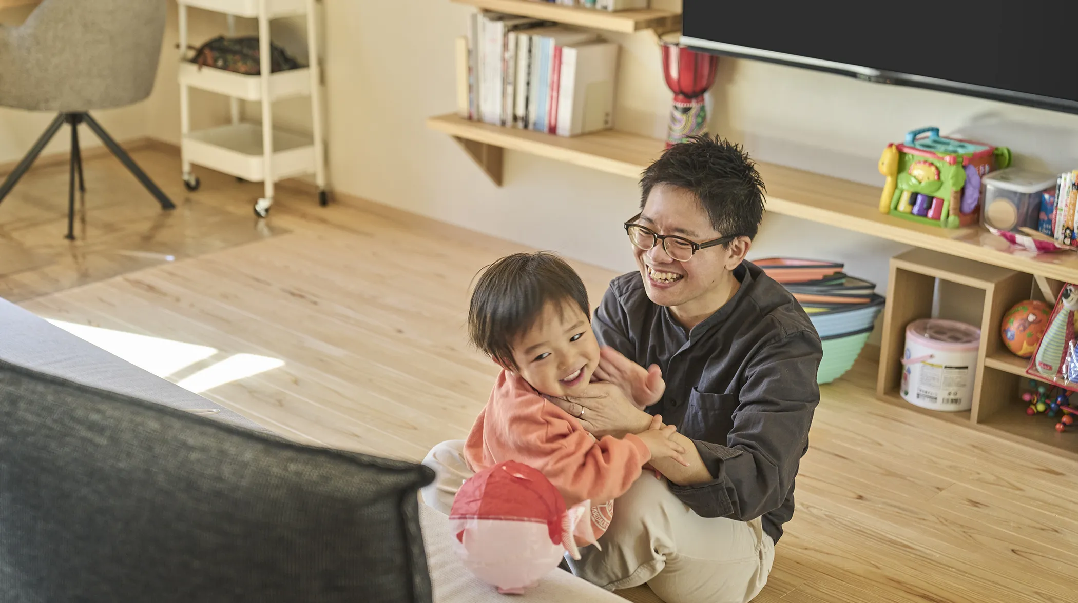 確かに小さなお子様がいらっしゃると、些細な音でも気になりますよね。では、もうひとつの湿気のストレスについて、少し詳しくお聞かせいただけますか？