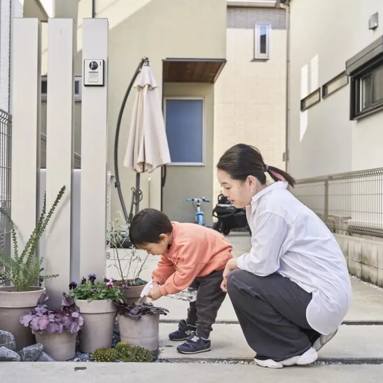 落ち着いた環境に建つS様邸。長い玄関アプローチを活かしてガーデニングの楽しみも