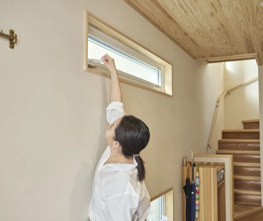上部のすべり出し窓にもオペレーターハンドルが採用されているため、玄関先の換気が楽に行える