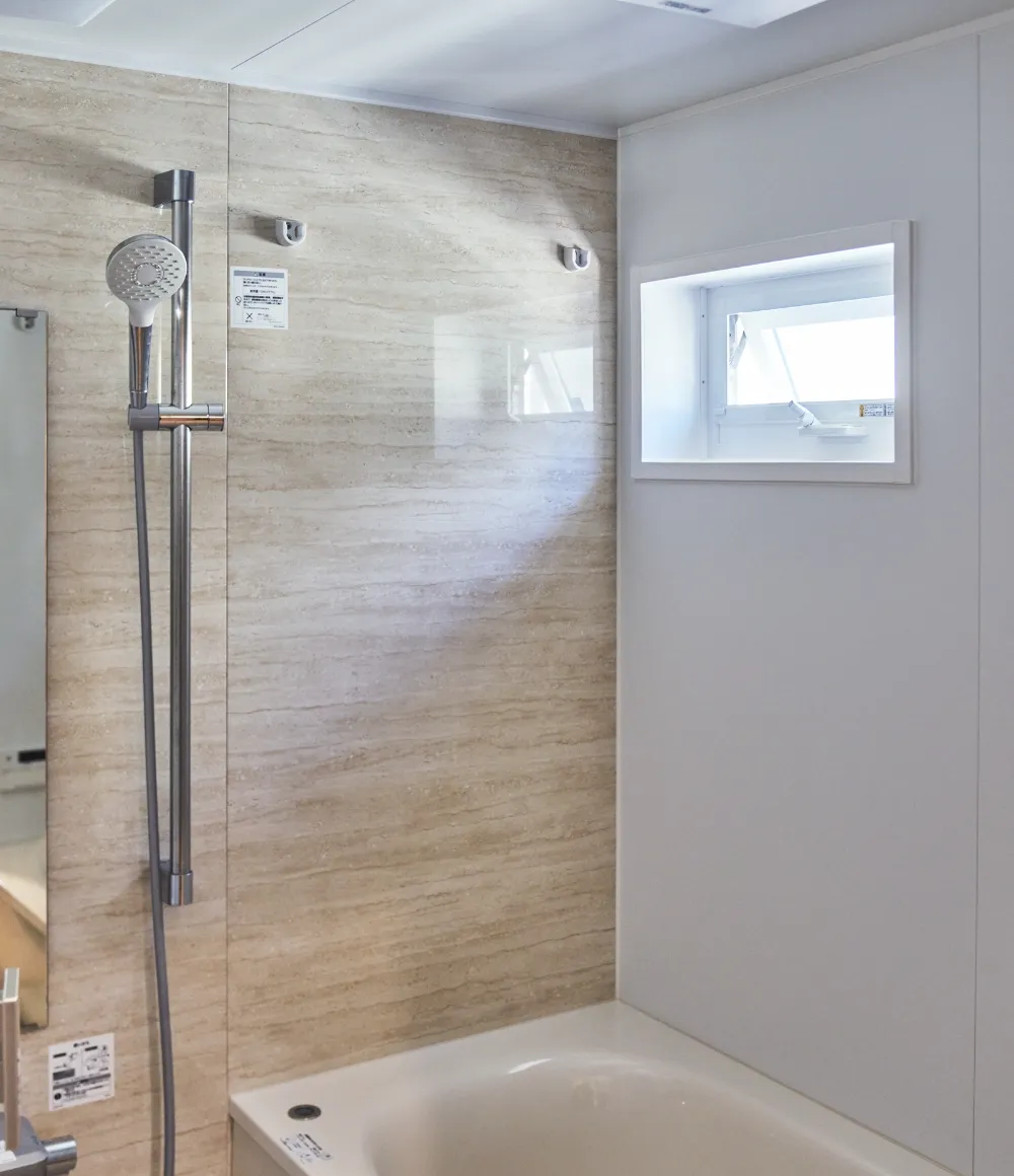 浴室の窓は、高い位置にコンパクトサイズを採用