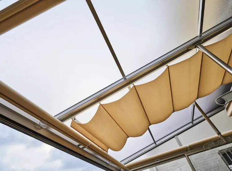 屋根の素材であるポリカーボネートは、有害な紫外線をほぼ100%カット。内側に取り付けている折り畳み式の天井カーテンも耐久性に優れ、また日差しを和らげる効果もある