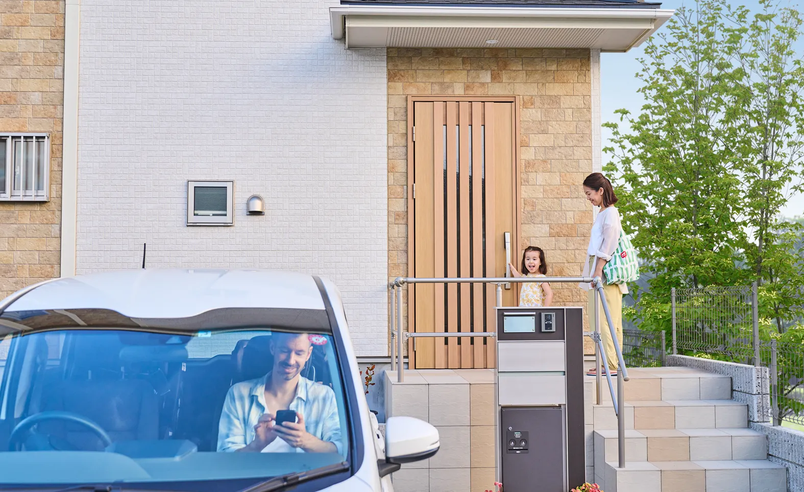 妻:この方法なら電子キーをかざす必要さえないので、天候が悪いときや荷物が多いときにも便利。これからは私もスマフォ専用のアプリを利用していきたいなと思っているところです。