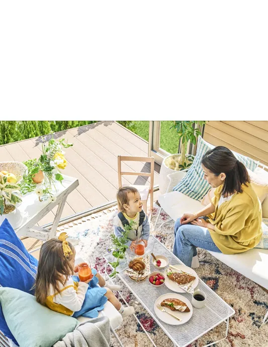 焼く、食べる、くつろぐ。立体的な屋外空間が、集いの時間に心地よい変化をもたらす