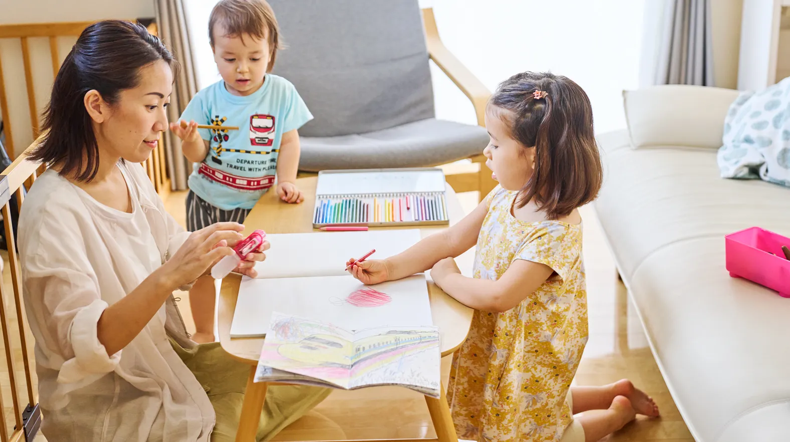 夫:あと、子どもたちが隣の和室から絵本を持ってきて、ソファで一緒に読むこともよくありますね。