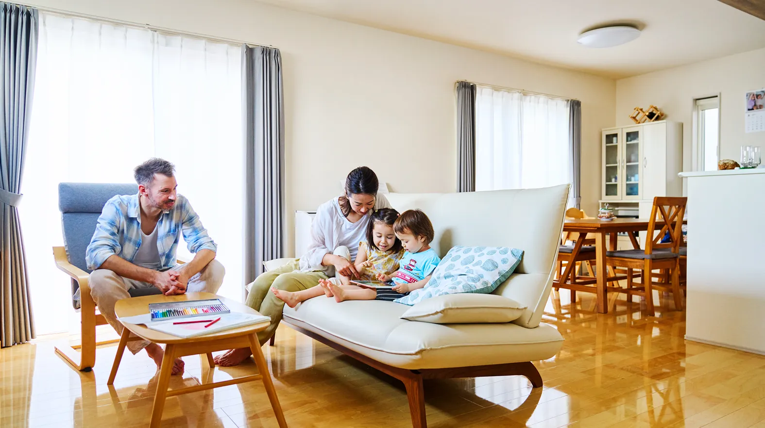 夫:あと、子どもたちが隣の和室から絵本を持ってきて、ソファで一緒に読むこともよくありますね。